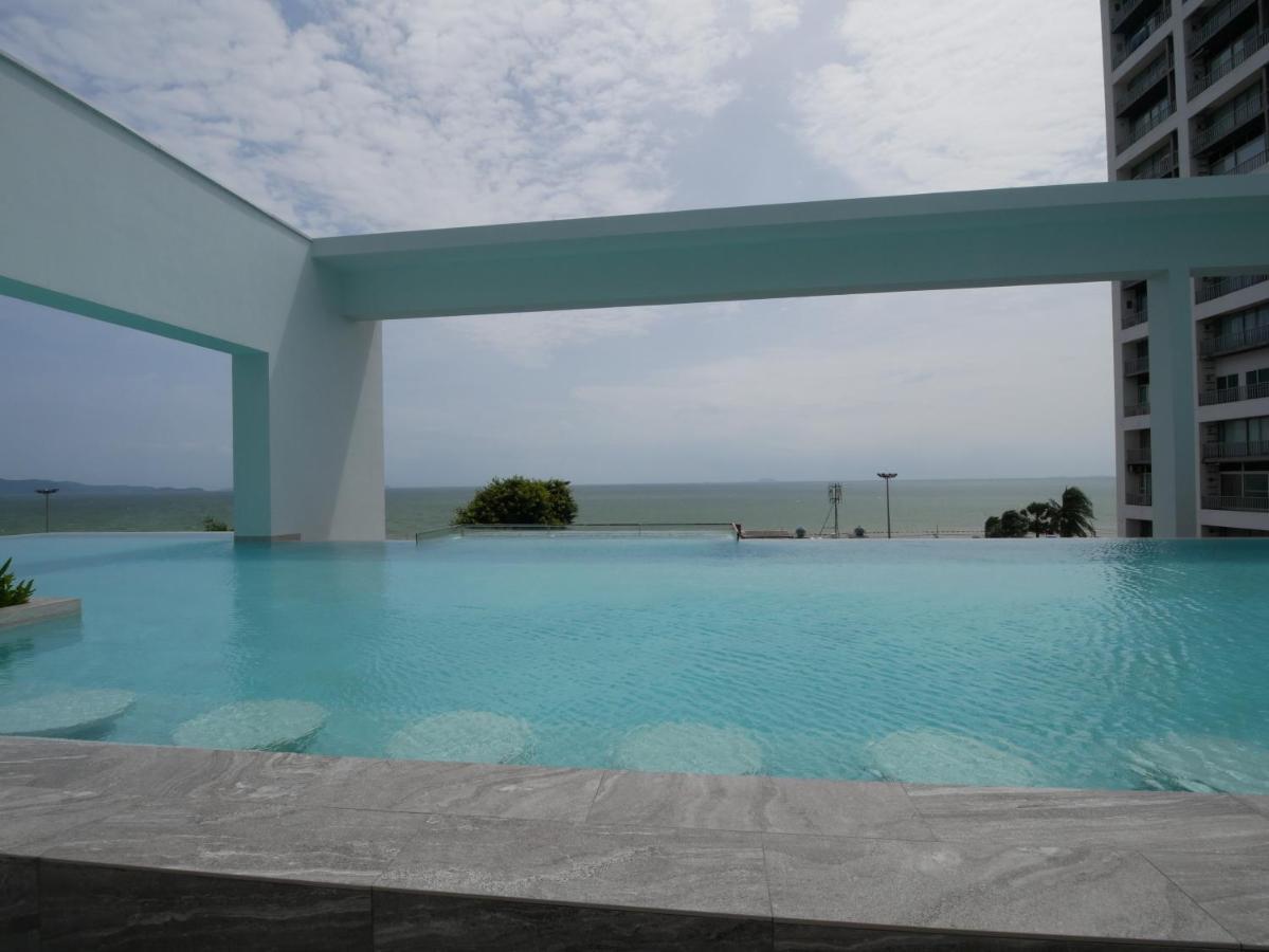 Aeras - The Ultimate Beachfront Experience Pantai Jomtien Bagian luar foto