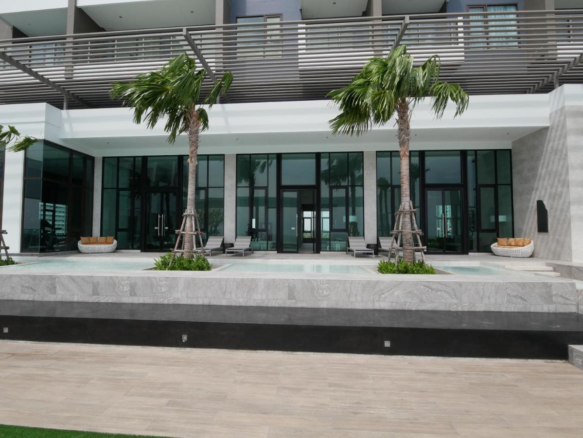 Aeras - The Ultimate Beachfront Experience Pantai Jomtien Bagian luar foto